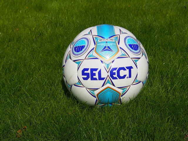 广东队在CBA俱乐部杯首战遭遇惨败，落后山西14分，外援表现不佳，失误频繁，防守被压制。