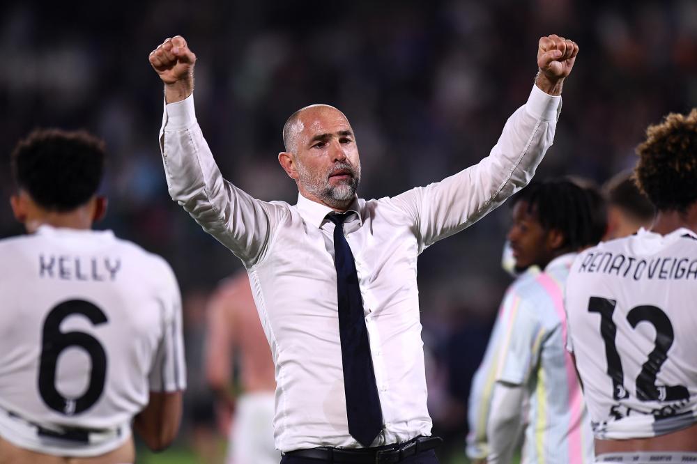 文班本赛季出战12场马刺8胜4负，缺席12场马刺9胜3负