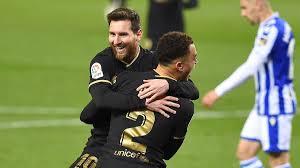 伊涅斯塔造访巴萨基地，与佩德里、费尔明、亚马尔合影